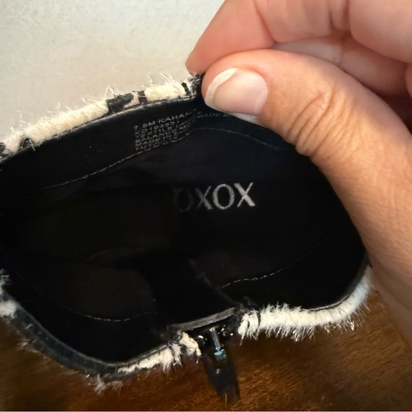 XOXO NWT Black & White Spotted Dalmatian Faux Calf Hair Chunky Heel Booties 7.5 - Picture 10 of 10